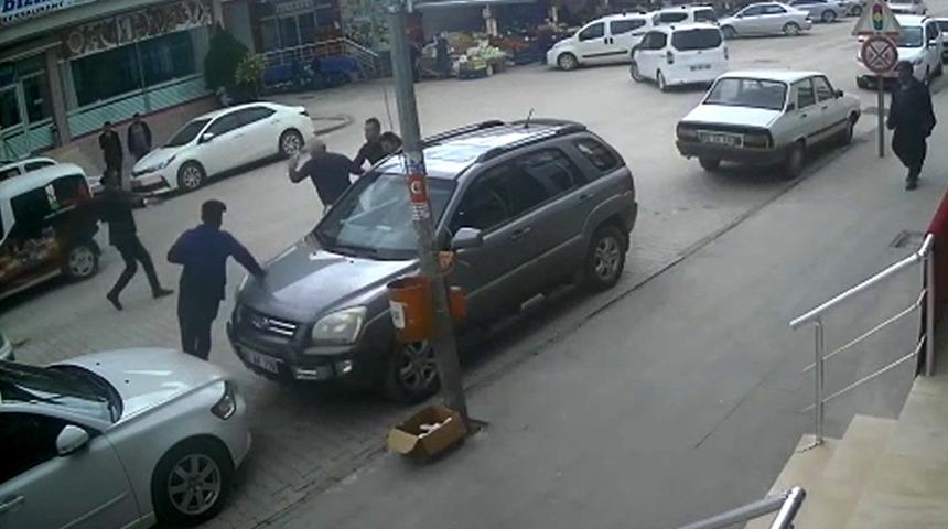 Eşinin çalıştığı iş yeri önünde kendini yakmaya kalktı