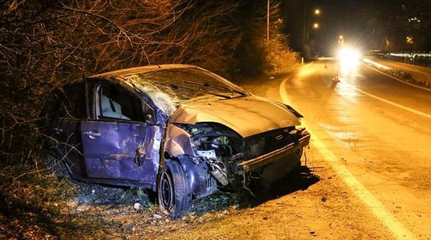 Beton direğe &ccedil;arpan s&uuml;r&uuml;c&uuml; ağır yaralandı