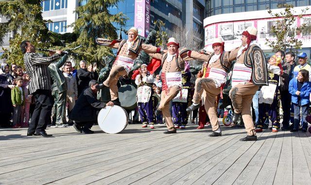 19 Mayıs Meydanı’na el ele, omuz omuza açılış