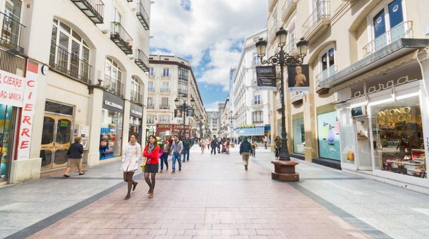 Bacak arasından akan kanlar içinde sokakta bulundu