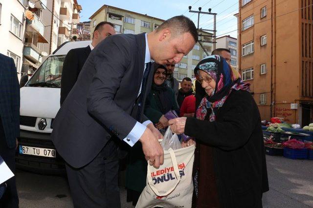 Dr. Ömer Selim Alan, 467 Evler pazarında bez torba hediye etti