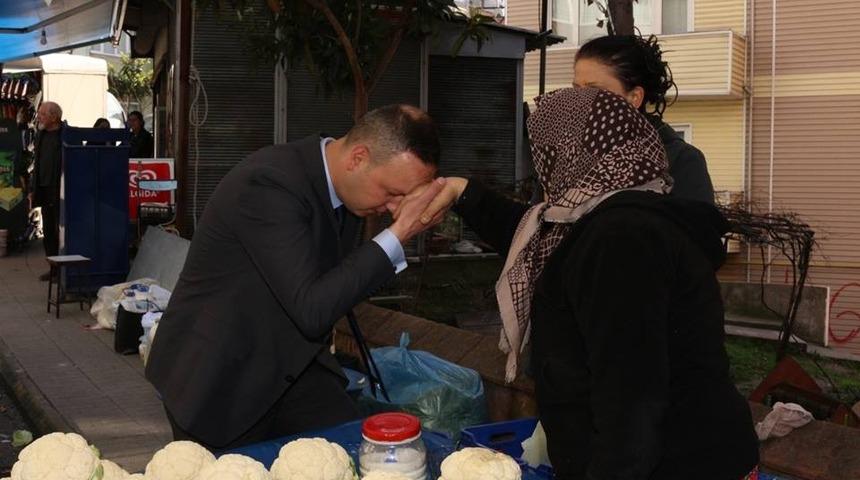 Dr. Ömer Selim Alan, 467 Evler pazarında bez torba hediye etti