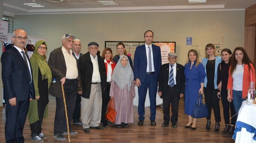 Huzurevi sakinlerinden el sanatları sergisi
