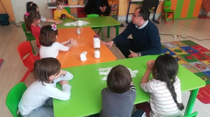 Minikler kumun cama nasıl d&ouml;n&uuml;şt&uuml;ğ&uuml;n&uuml; &ouml;ğrendi