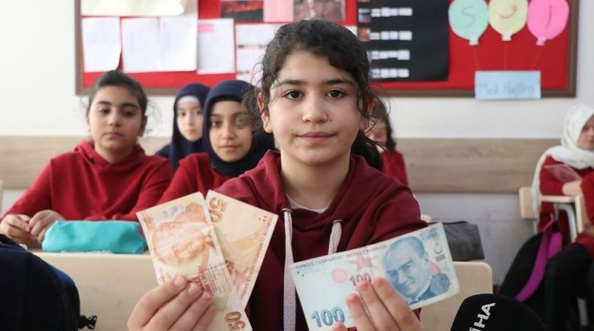 (&Ouml;zel) Ortaokul &ouml;ğrencisinden &ouml;rnek davranış