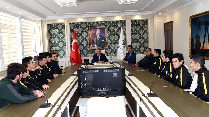 Basketbol şampiyonaları Vali Pekmez ile bir araya geldi