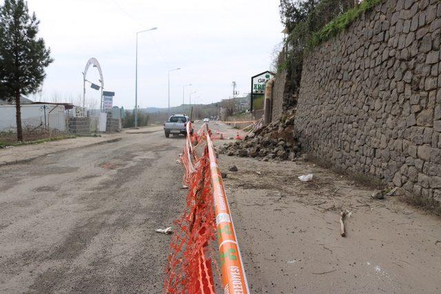 Diyarbakır’da istinat duvarı çöktü