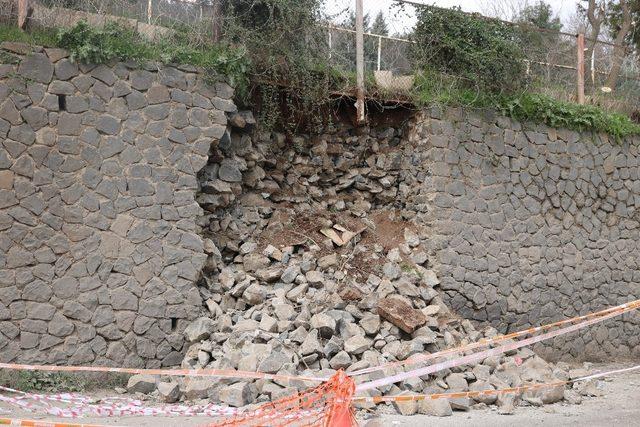 Diyarbakır’da istinat duvarı çöktü