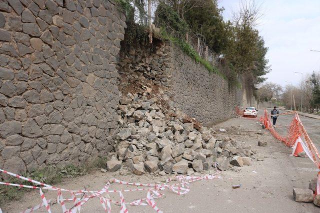 Diyarbakır’da istinat duvarı çöktü