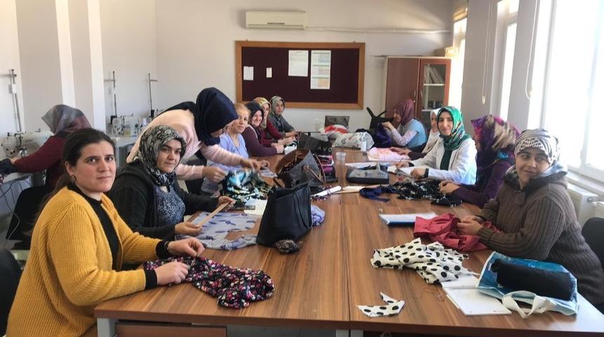 Sivas&rsquo;ın Ulaş il&ccedil;esinde, kadınlara y&ouml;nelik İŞKUR destekli  " D&uuml;z Dikiş Makineci "  kursu a&ccedil;ıldı