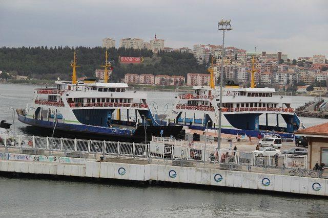 Gökçeada’da feribot seferlerine fırtına engeli