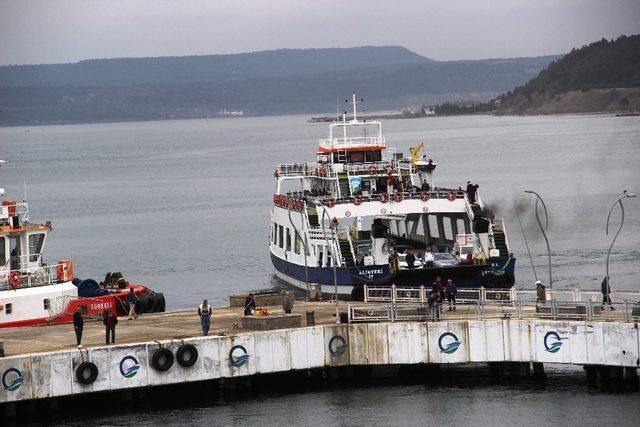 Gökçeada’da feribot seferlerine fırtına engeli