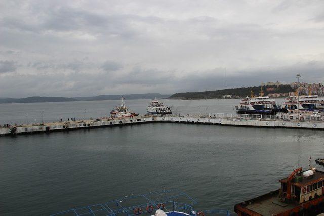 Gökçeada’da feribot seferlerine fırtına engeli