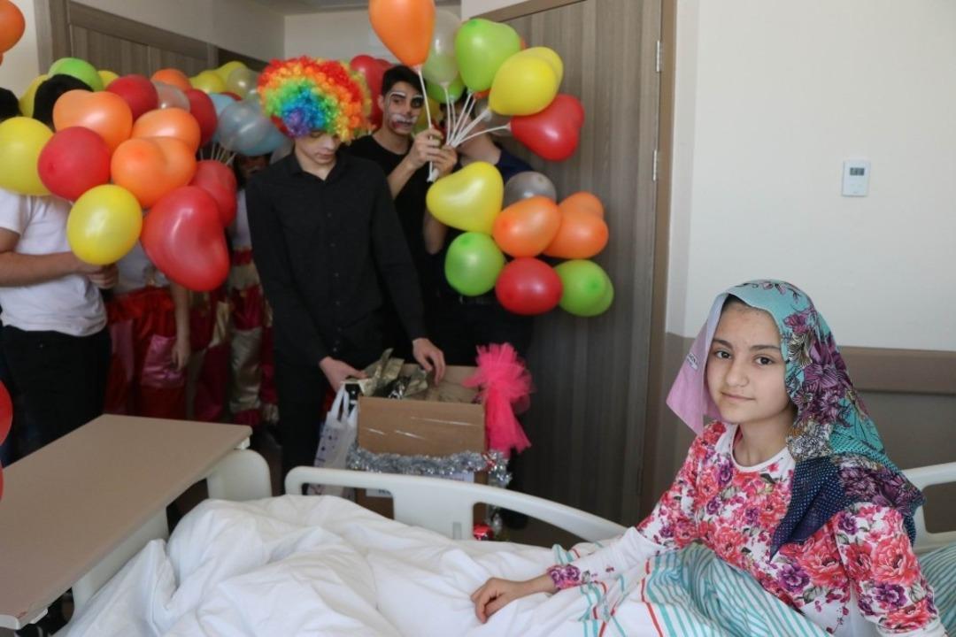 (&Ouml;zel) &lsquo;Bir g&uuml;l&uuml;c&uuml;k, bin mutluluk&rsquo; dediler, hasta &ccedil;ocukların y&uuml;z&uuml;n&uuml; g&uuml;ld&uuml;rd&uuml;ler