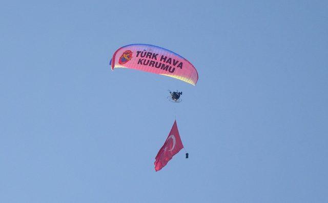 Erzurum'da kurtuluşun 101'inci yıl dönümüne paramotorlu kutlama