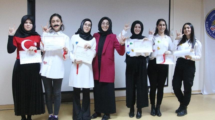 Sessiz dünya için işaret dilini öğrendiler