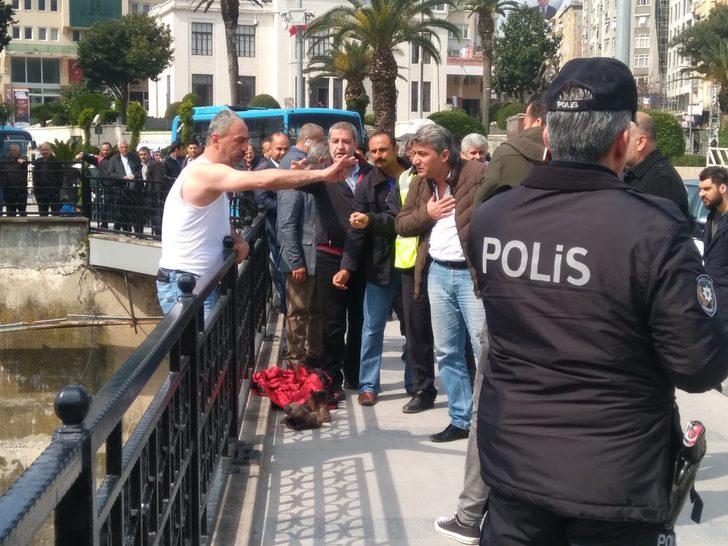 Nehir korkuluklarından kendini bırakmak istedi! Korkunç anlar böyle sona erdi G1