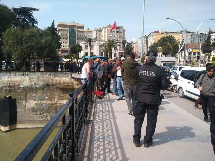 Nehir korkuluklarından kendini bırakmak istedi! Korkunç anlar böyle sona erdi G3