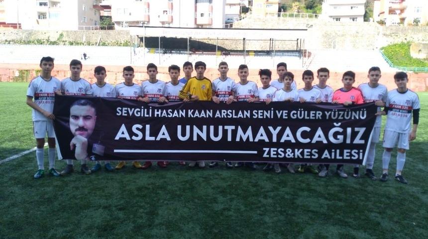 Takım kaptanı ölen babasının pankartı ile sahaya çıktı