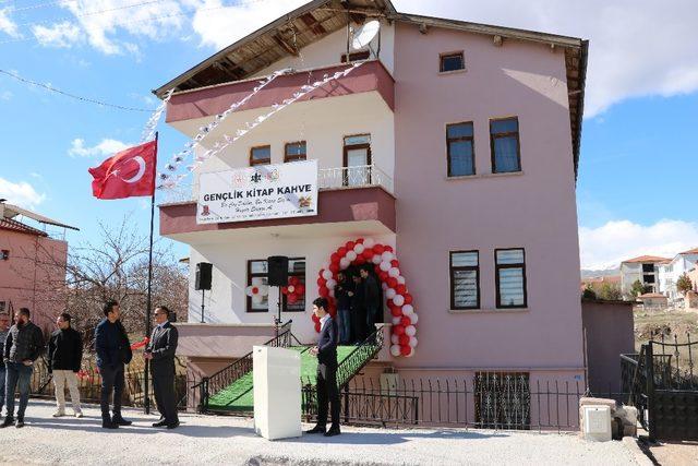 ‘Gençlik Kitap Kafe’ açıldı