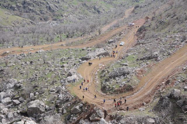 Yüksekovalı öğrenciler doğa yürüyüşü yapıp, derede yüzdü