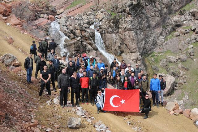 Yüksekovalı öğrenciler doğa yürüyüşü yapıp, derede yüzdü