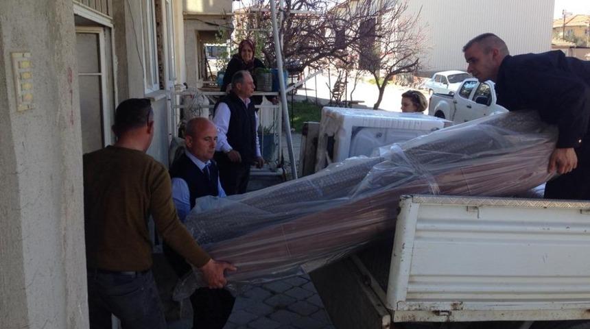 G&ouml;rdes&rsquo;te evi yanan ailelere b&uuml;y&uuml;kşehir desteği