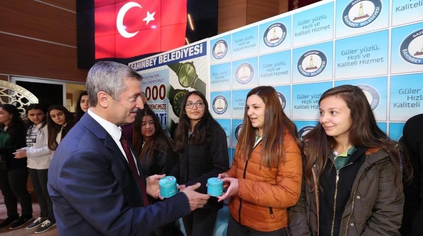 Tahmazoğlu &ouml;ğrencileri &ouml;d&uuml;llendiriyor