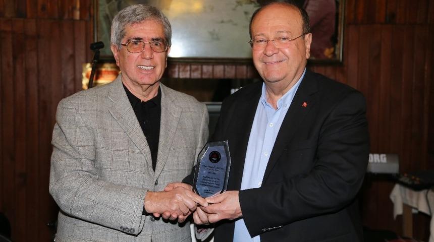 Tepecik Tuğla Spor&rsquo;dan Başkan &Ouml;zakcan&rsquo;a plaket