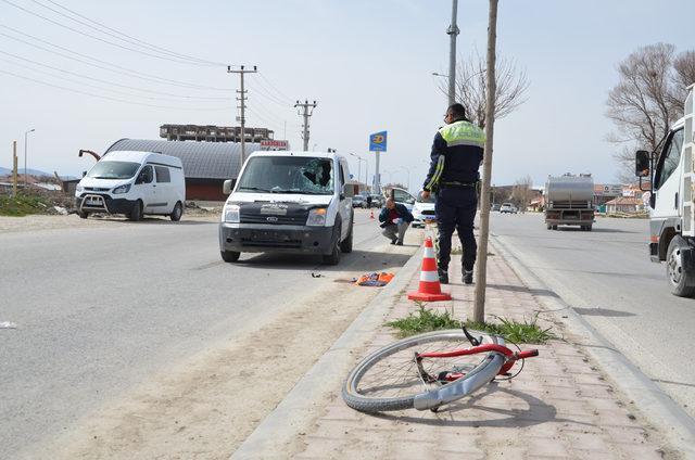 Bisikletlinin ağır yaralandığı kaza kamerada