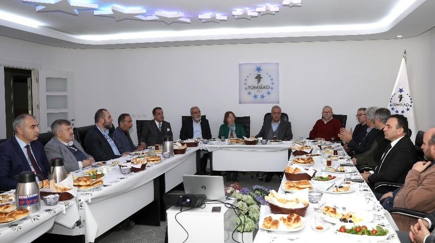 &Uuml;niversite-Sanayi iş birliği &ouml;nemli bir temel taşı olarak &ouml;n&uuml;m&uuml;zde duruyor