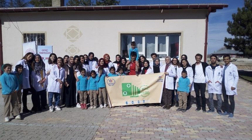 Gençler ilkokul çocuklarını sevindirdi