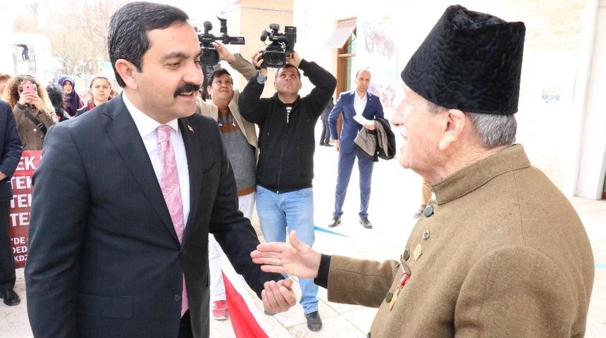 En yaşlı &Ccedil;anakkale gazisi H&uuml;seyin Ka&ccedil;maz&rsquo;ın oğlu Kırşehir&rsquo;de &lsquo;Buram Buram &Ccedil;anakkale&rsquo; adlı sergiye katıldı