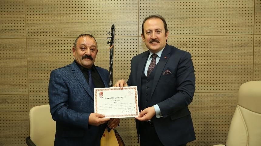 Aşık S&uuml;phani 40 yıllık k&ouml;t&uuml; alışkanlığını sonlandırdı, hikayesini dizelere d&ouml;kt&uuml;