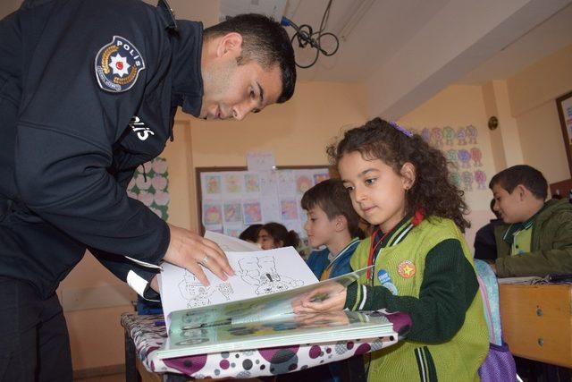 İlçe Emniyet Amiri Gündüz’den öğrencilere kitap hediyesi