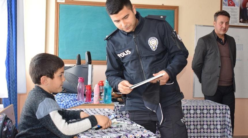 İl&ccedil;e Emniyet Amiri G&uuml;nd&uuml;z&rsquo;den &ouml;ğrencilere kitap hediyesi