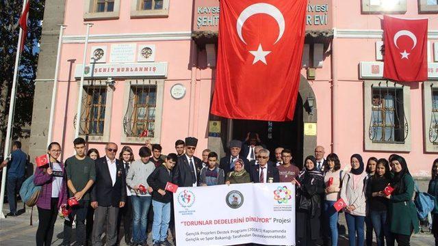 Torunlar dedelerini dinliyor