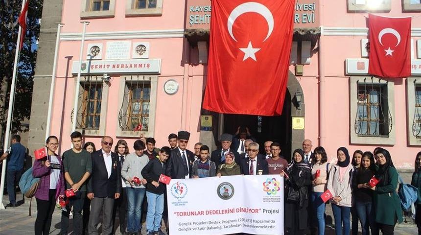 Torunlar dedelerini dinliyor