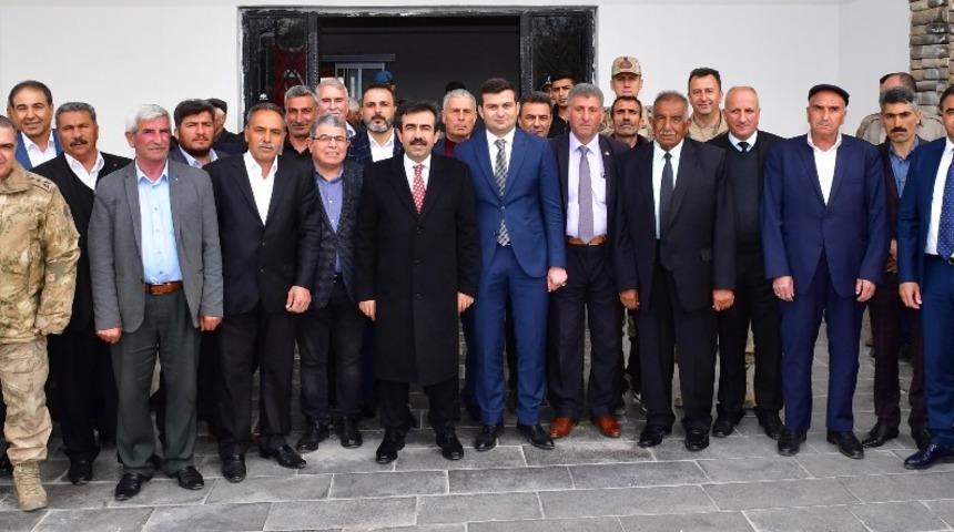 Vali G&uuml;zeloğlu, Hazro&rsquo;da kanaat &ouml;nderleri ile buluştu