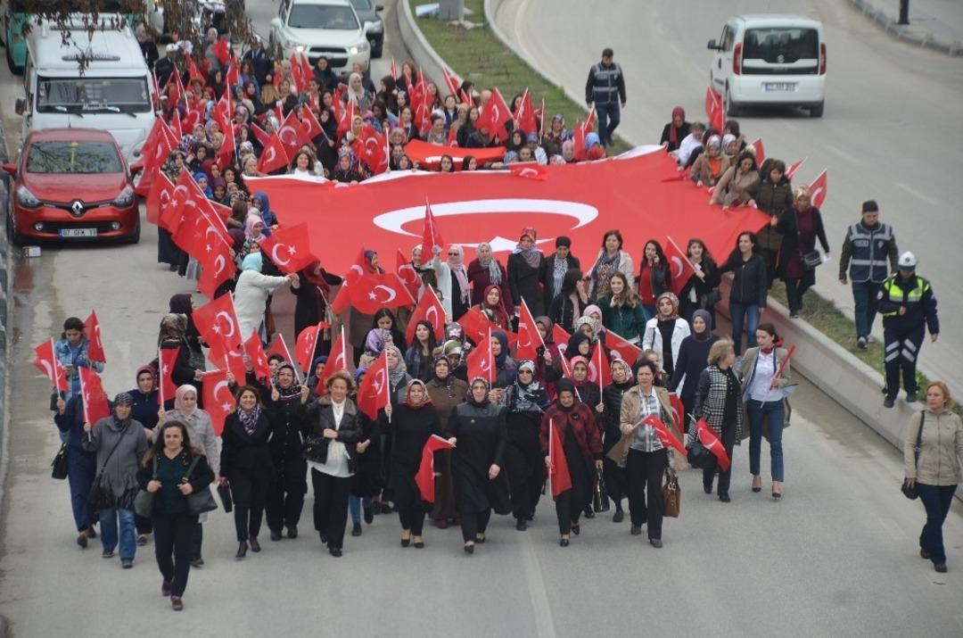Bilecikli kadınlar ezanı ıslıklayan kadın grubu protesto ettiler