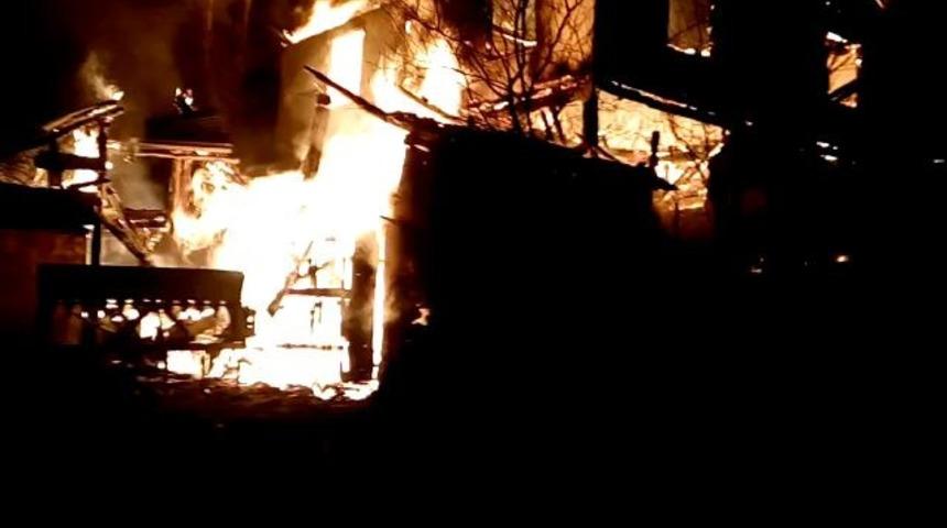 Yangın iki katlı ahşap evi k&uuml;l etti