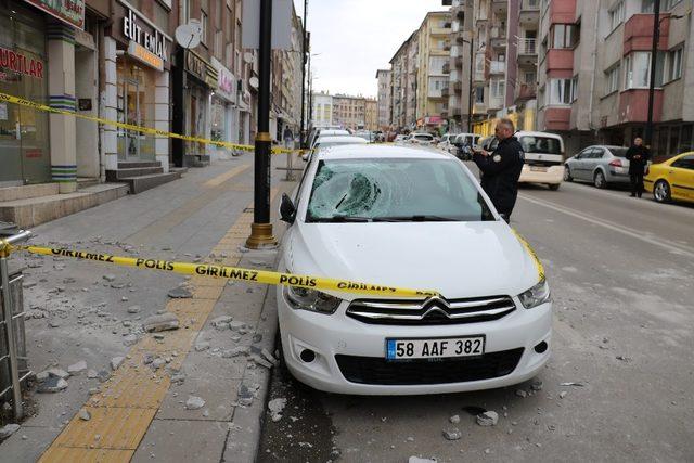 Binadan kopan sıva parçası hasara yol açtı