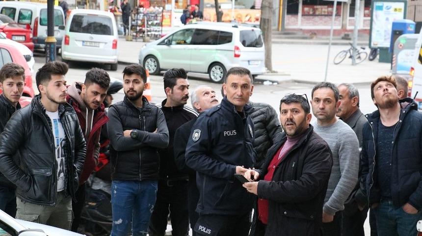 Binadan kopan sıva parçası hasara yol açtı