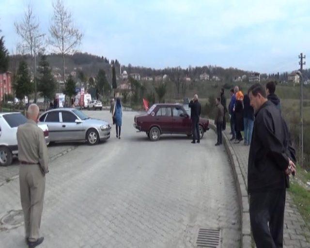 CHP’liler AK Parti konvoyunun geçeceği yolu araçla kapattı