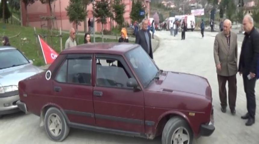 CHP&rsquo;liler AK Parti konvoyunun ge&ccedil;eceği yolu ara&ccedil;la kapattı