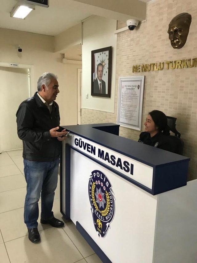 Polis hem sokakta hem de masa başında güven veriyor