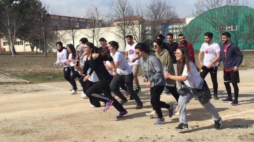 DP&Uuml;&rsquo;l&uuml; &ouml;ğrenciler k&ouml;y okulları i&ccedil;in koştu