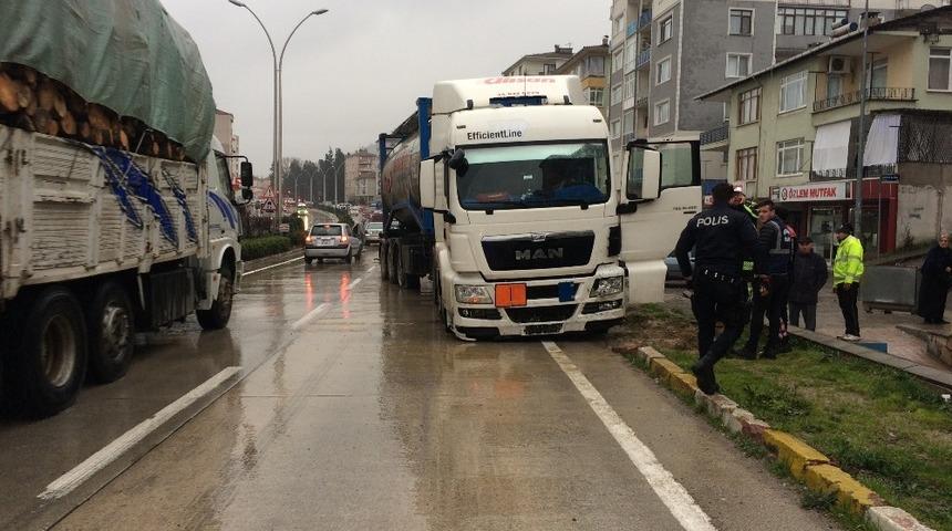 Kontrolden &ccedil;ıkan tır aydınlatma direğine &ccedil;arptı: 1 hafif yaralı