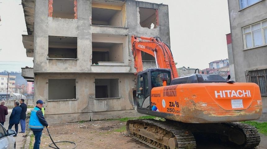 &Uuml;nye&rsquo;de yeni yol i&ccedil;in yıkım &ccedil;alışmaları başladı