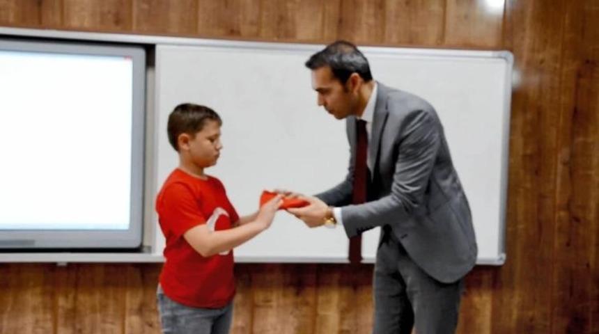 K&uuml;&ccedil;&uuml;k Batuhan&rsquo;ın duygulandıran bayrak sevgisine Kaymakam&rsquo;dan &ouml;d&uuml;l